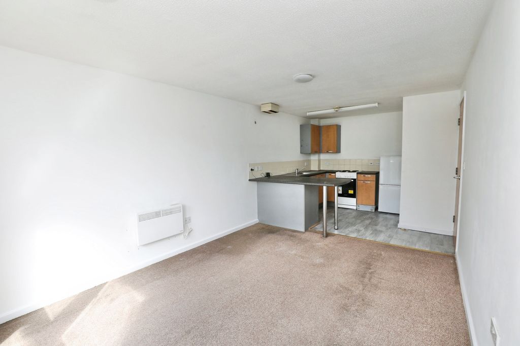 Property photo 3 of 15 Lounge / Kitchen