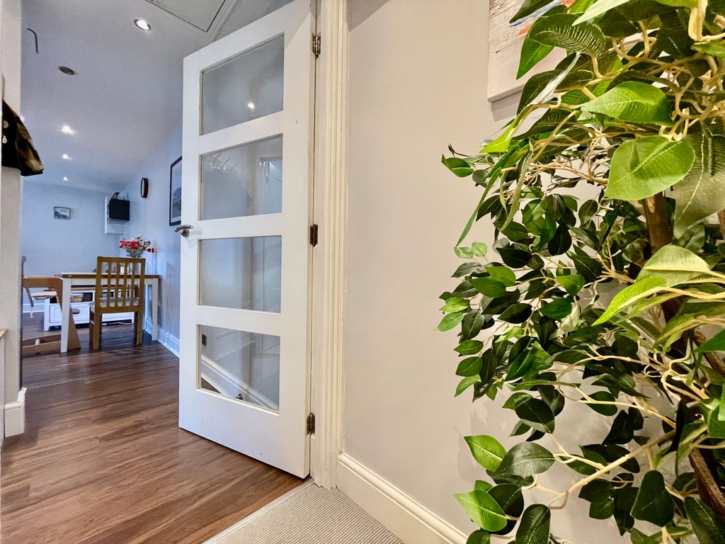 Property photo 2 of 12 Entrance Landing (1)