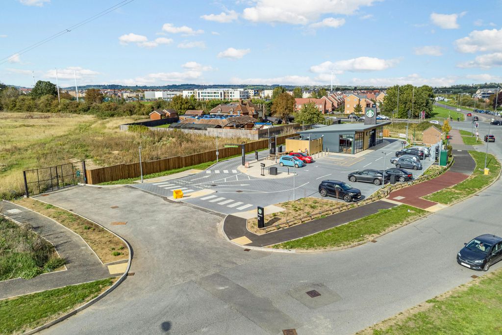 Property photo 1 of 15 98731_100 Sir Henry Lee Crescent Bicester Road 10.Jpg