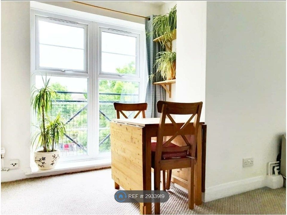 Property photo 1 of 23 Bright And Spacious Dining Area