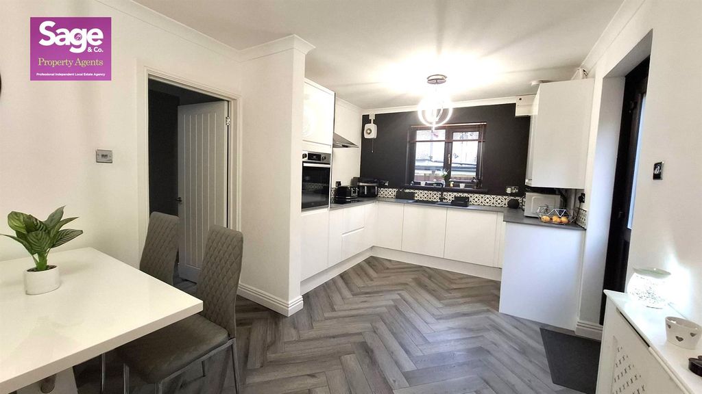 Property photo 3 of 31