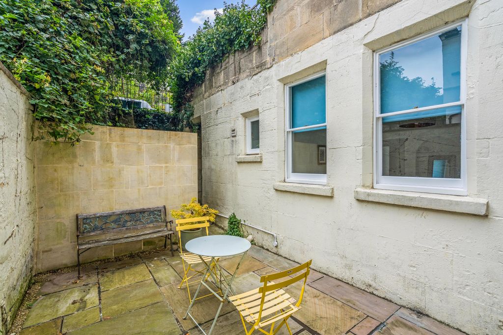 Property photo 3 of 10 Courtyard Garden