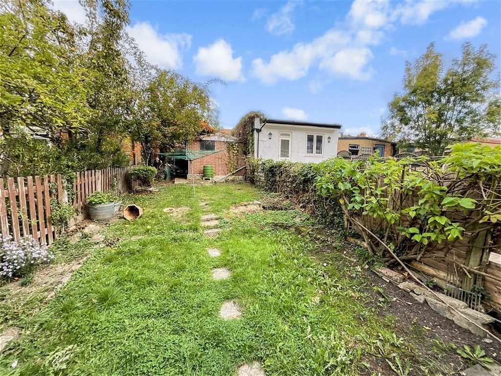 Property photo 2 of 7 Garden