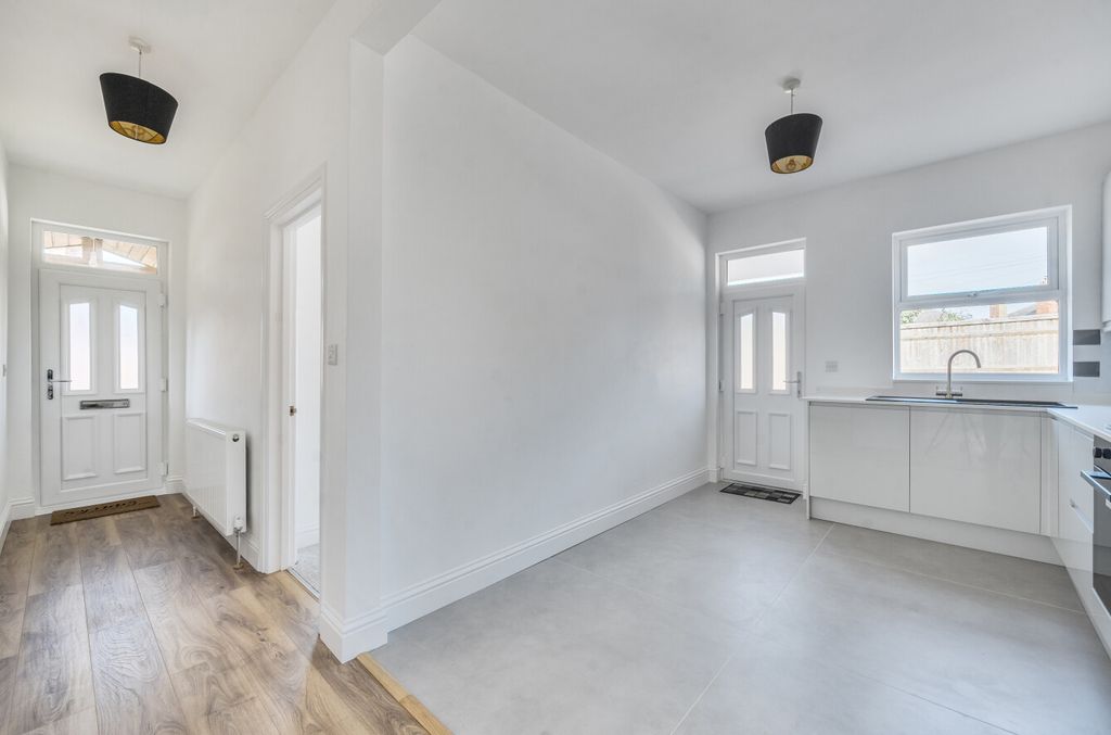 Property photo 2 of 17 1341562-14-689Ef5...