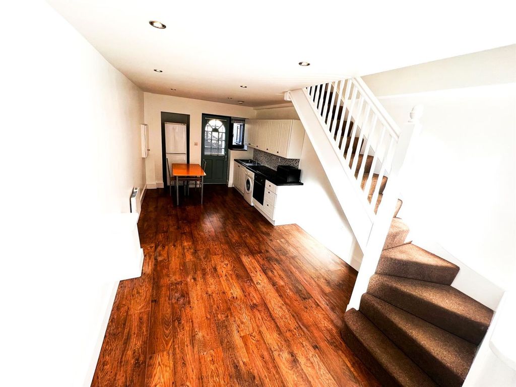 Property photo 2 of 10 High Rd Leytonstone E11
