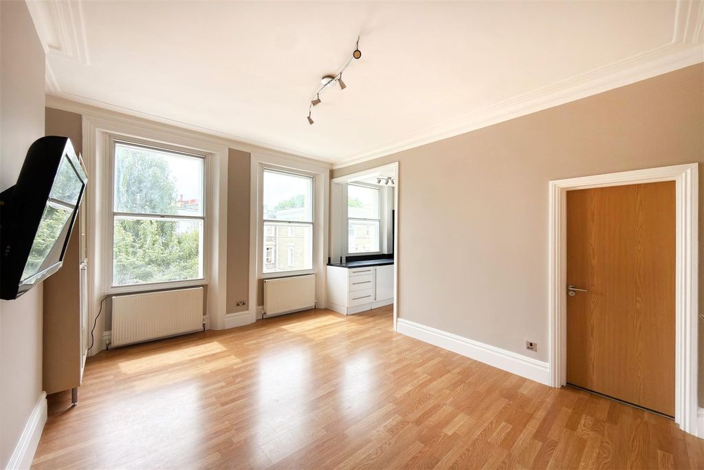 Property photo 3 of 8 Barons Court Road 30 Flat 2 Ph4.Jpg