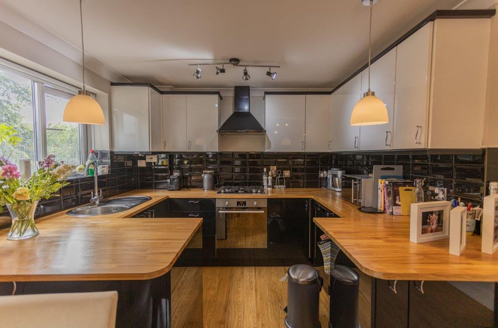 Property photo 1 of 9 Kitchen