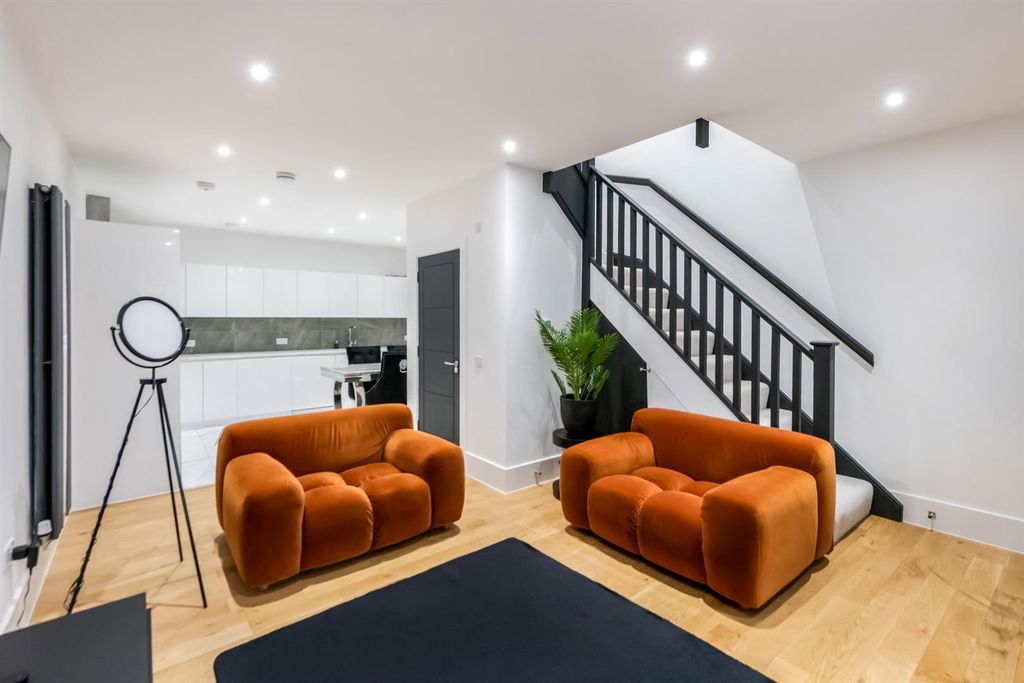 Property photo 3 of 32 Lounge