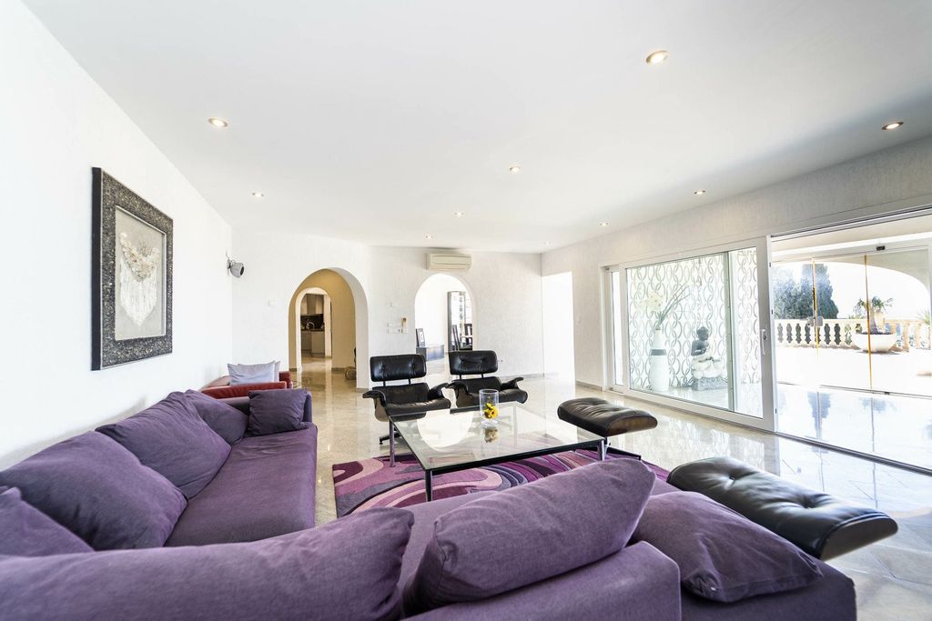 Property photo 2 of 33