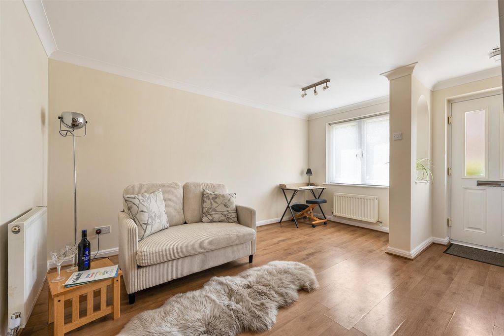 Property photo 2 of 20 Victory Road, E11