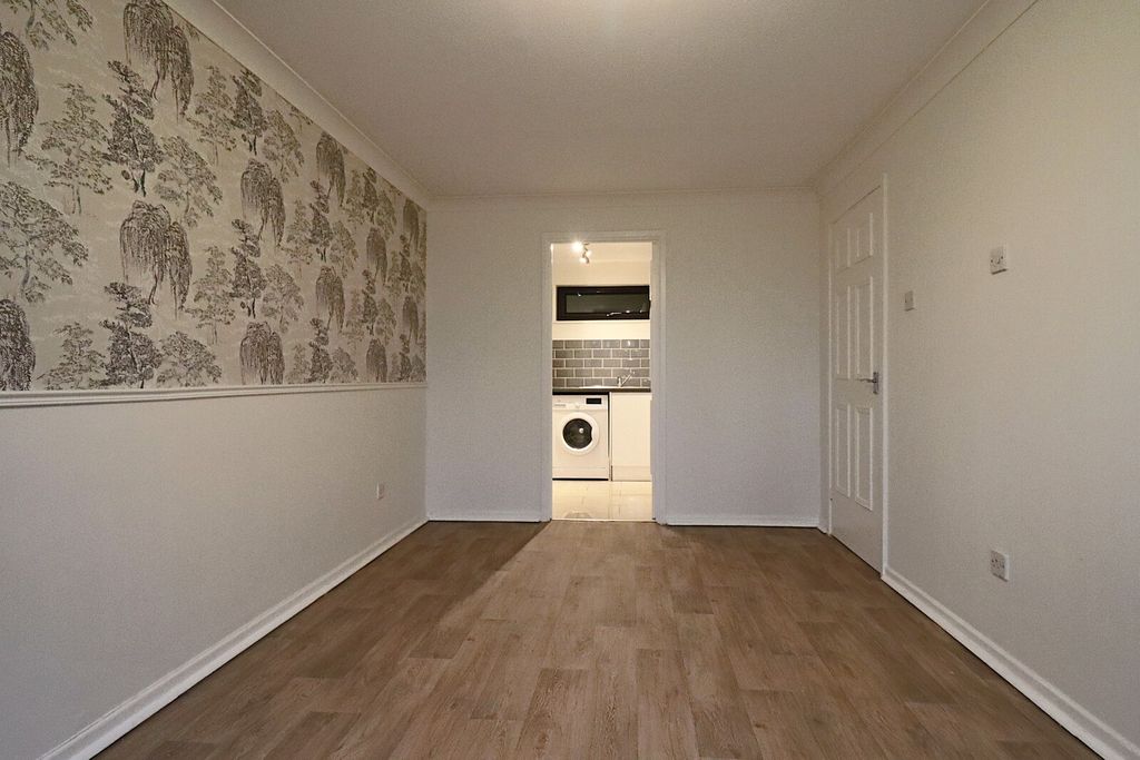 Property photo 3 of 7 Lving Area