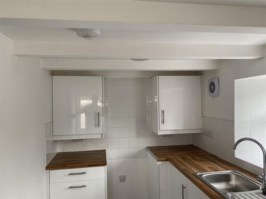 Property photo 2 of 7 Kitchen