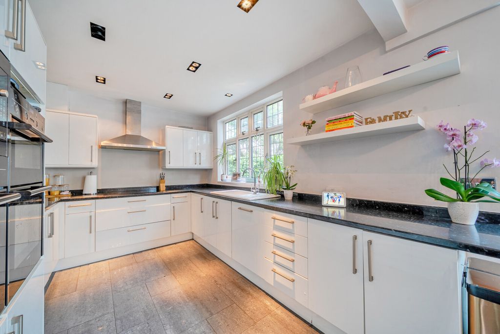 Property photo 3 of 20 1438104-11-69Dcea...