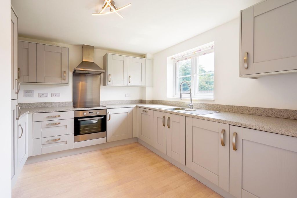 Property photo 3 of 8 Kitchen