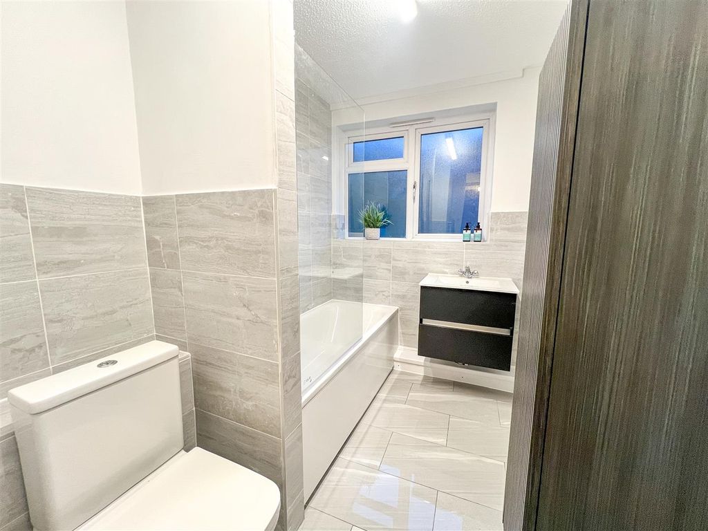 Property photo 2 of 11 Bathroom