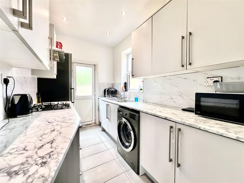 Property photo 3 of 11 Kitchen