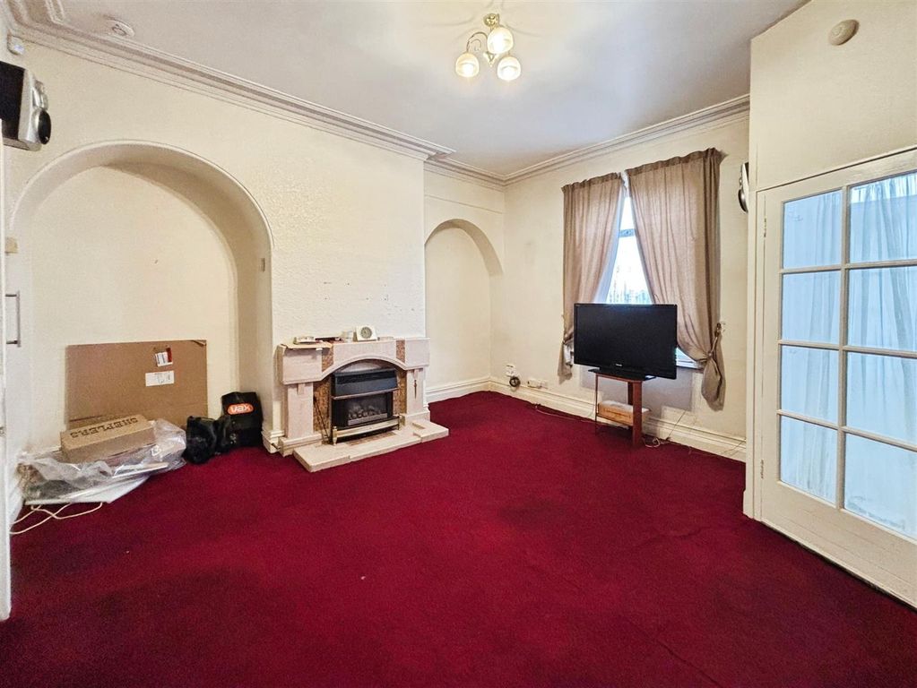 Property photo 2 of 16 Lounge