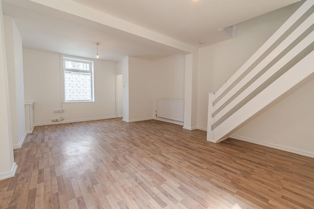 Property photo 3 of 18 Living / Dining