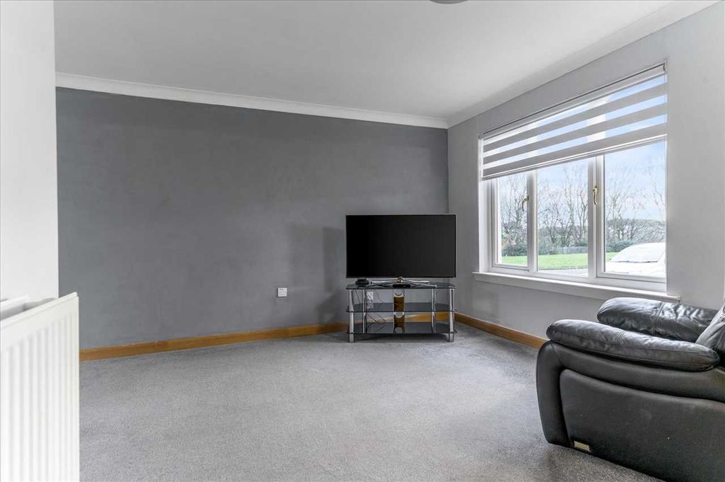 Property photo 3 of 17 Lounge/