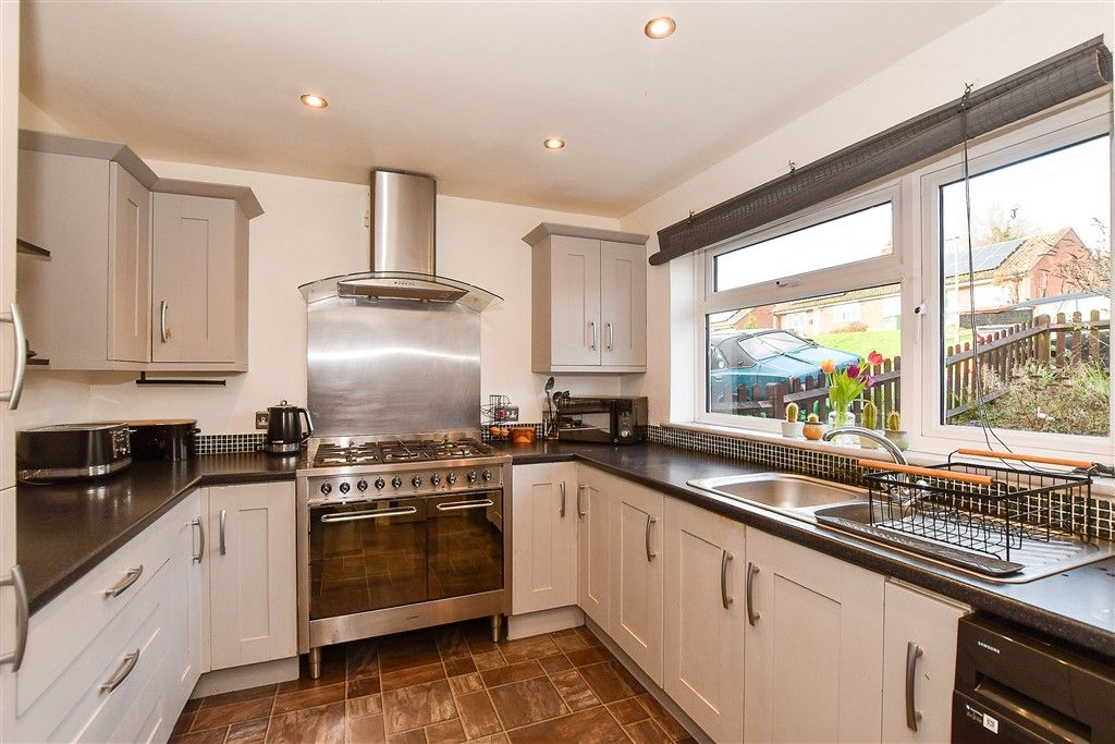 Property photo 3 of 10 Kitchen