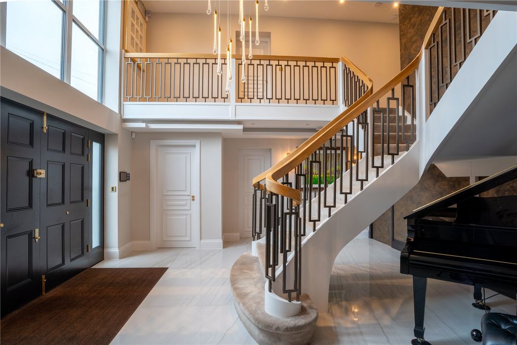 Property photo 2 of 28 Entrance Hall