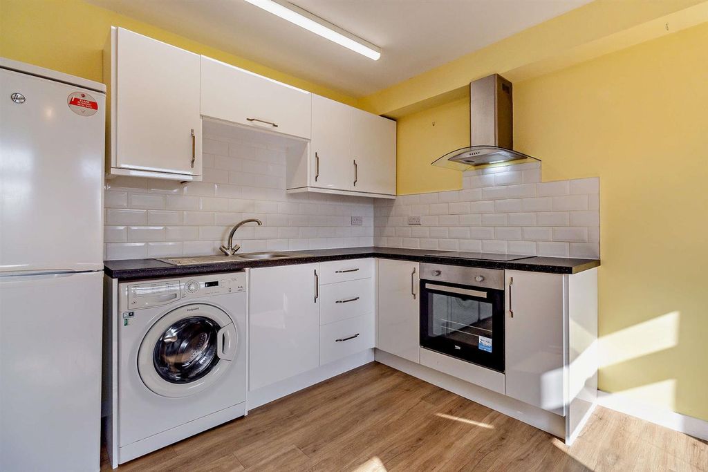 Property photo 3 of 15 8660353-Interior14-800.Jpg
