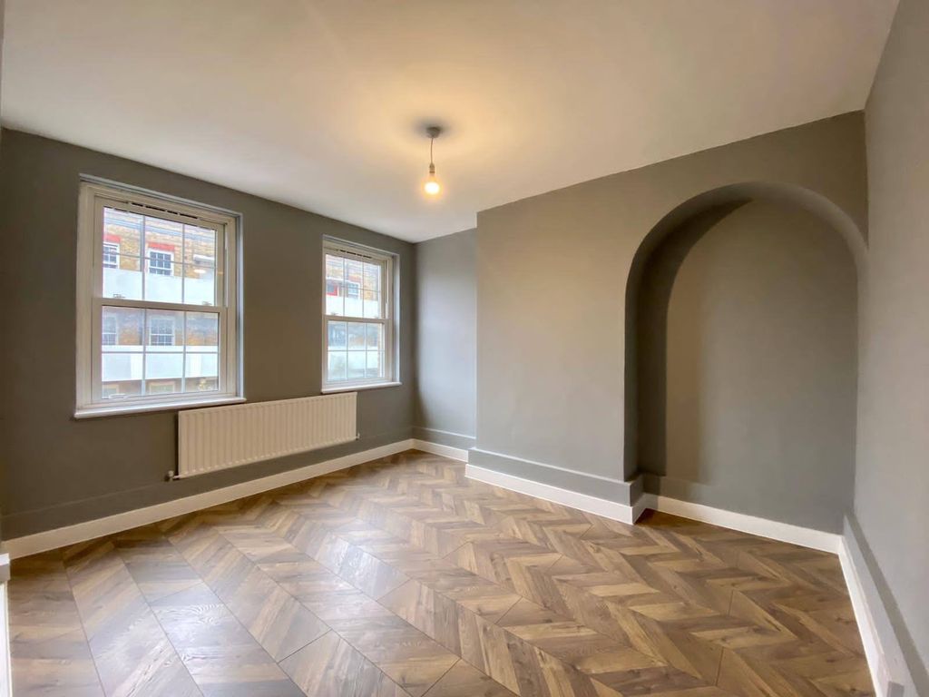 Property photo 1 of 4 A Fantastic Recently Refurbished Two Double Bedroom Maisonette Located In A Popular Purpose Built Development In Se1.