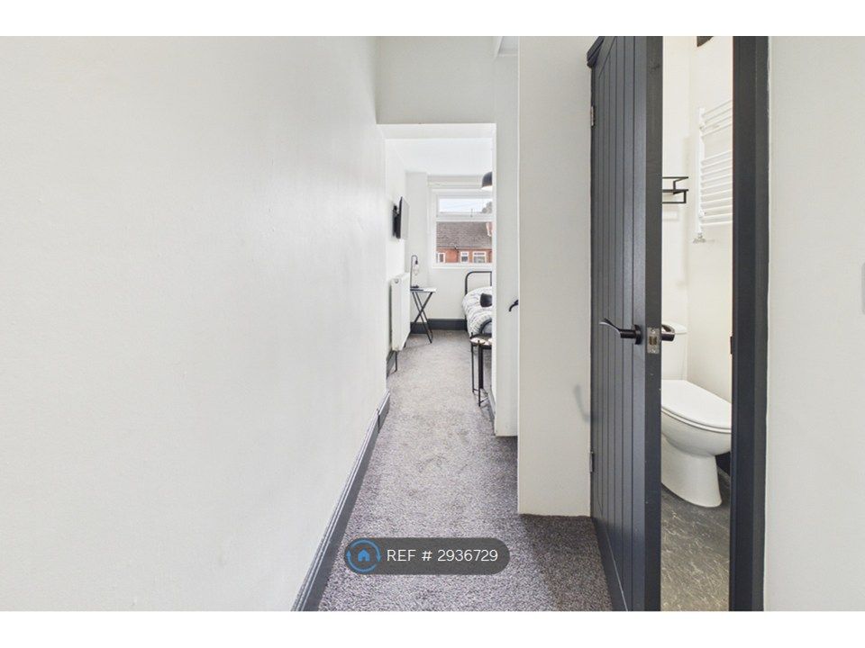 Property photo 2 of 11 Room 3 ( Ensuite