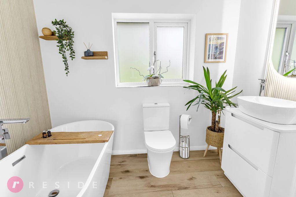 Property photo 3 of 25 En-Suite Bathroom