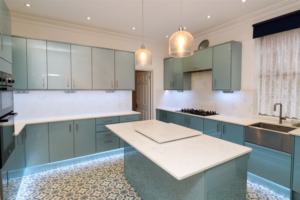 Additional image 4 of 7 bed detached house for saleSalisbury Road, Farnborough GU14