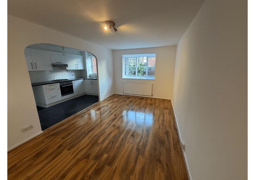 Property photo 1 of 7 Spacious One-Bedroom Ground Floor Flat