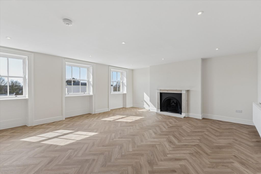 Property photo 2 of 17 Image