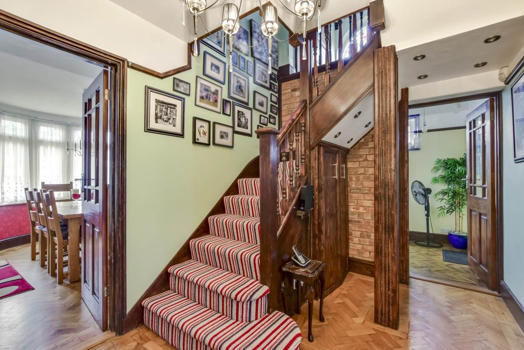 Property photo 2 of 33