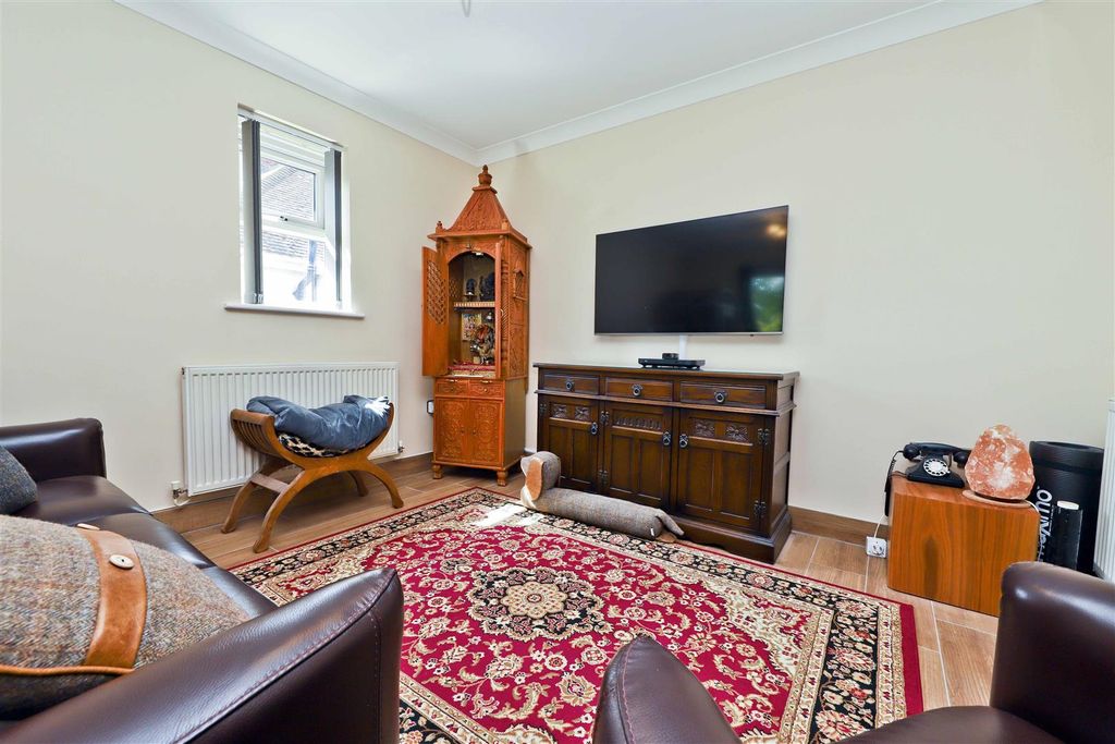 Property photo 2 of 8 Lounge