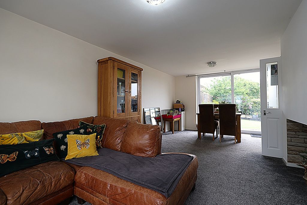 Property photo 3 of 10 Through Lounge