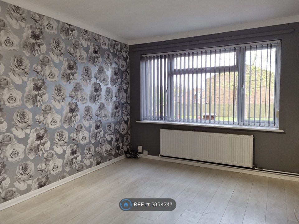 Property photo 3 of 13 Lounge