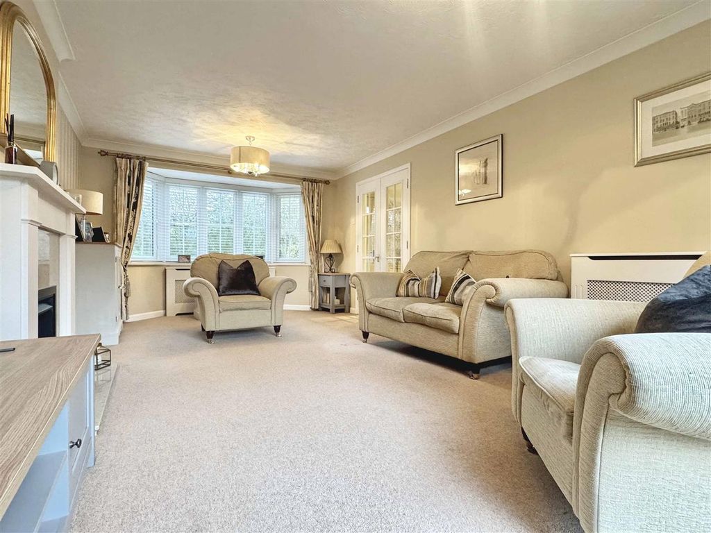 Property photo 3 of 27 Lounge B.Jpg