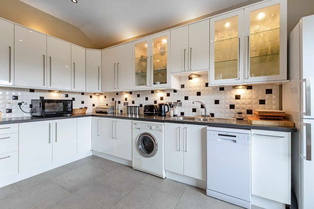 Additional image 5 of 2 bed flat for saleBurton Park Road, Petworth, West Sussex GU28
