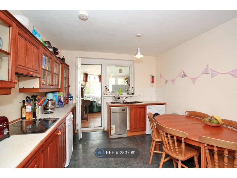 Property photo 3 of 12 Kitchen