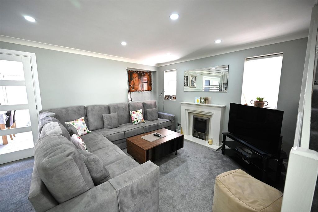 Property photo 3 of 22 Lounge (1).Jpg