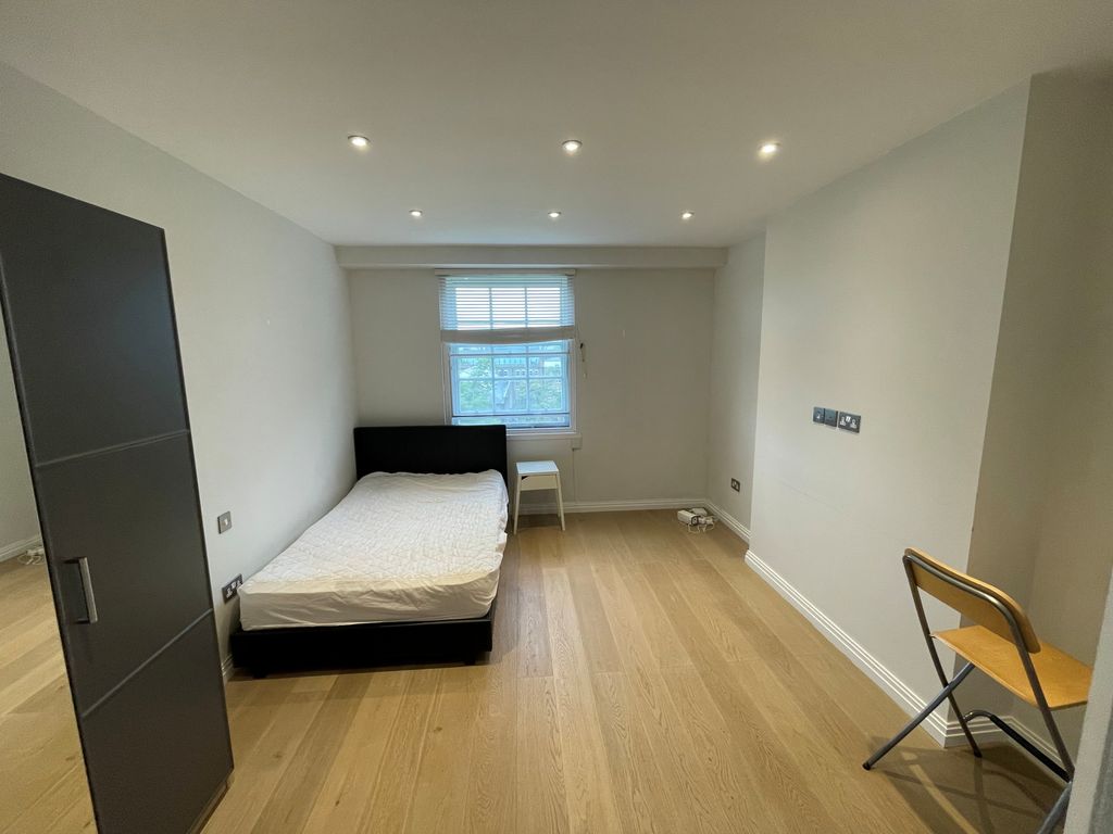 Property photo 2 of 5 Bedroom/Lounge