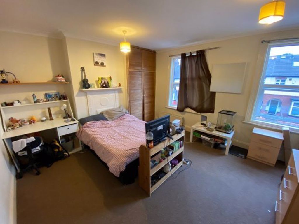 Property photo 2 of 15 Bright, Well-Presented Double Bedroom With Large W...