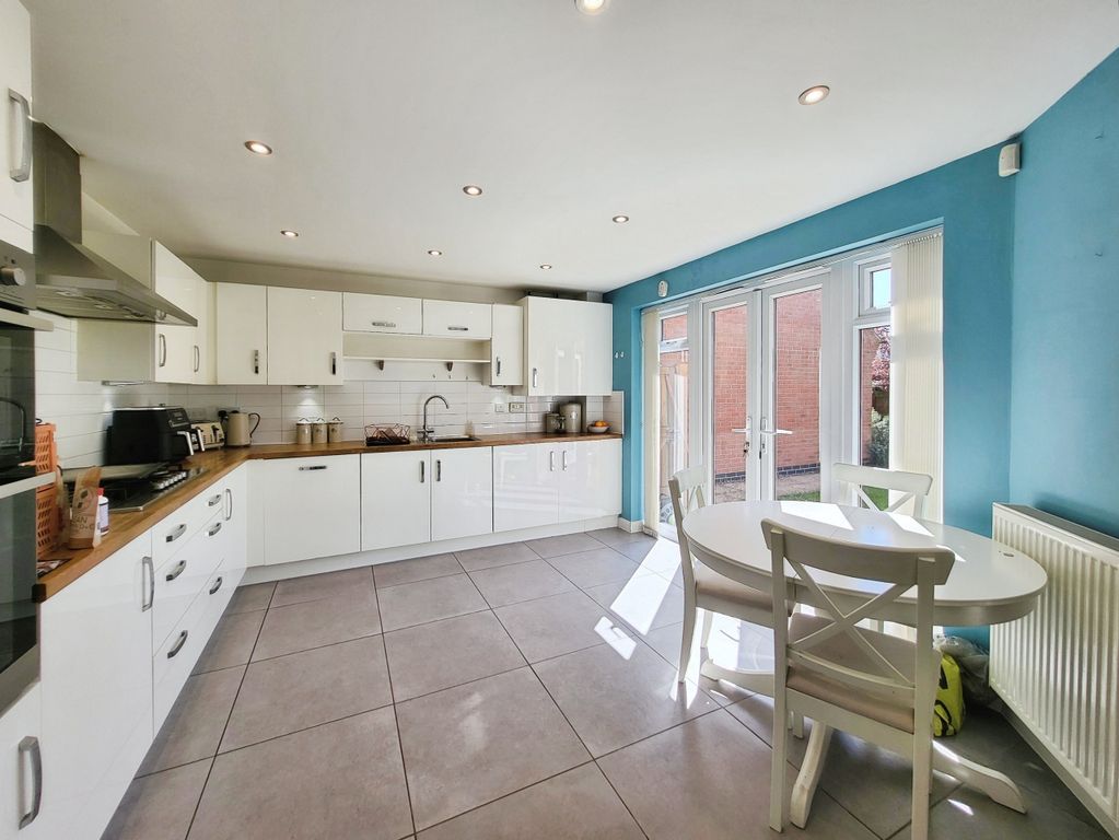Property photo 2 of 10 Kitchen Breakfast
