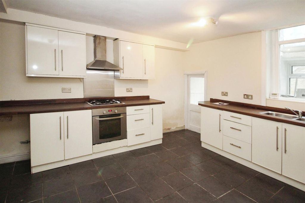 Property photo 3 of 19 Kitchen