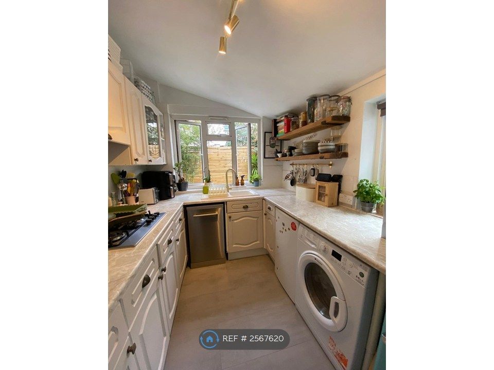 Property photo 3 of 19 Kitchen