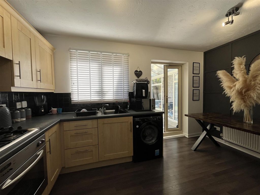 Property photo 3 of 14 Kitchen