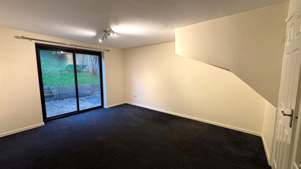 Property photo 2 of 8 Lounge.Jpg