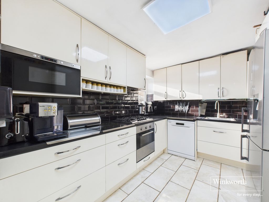 Property photo 3 of 10 Kitchen