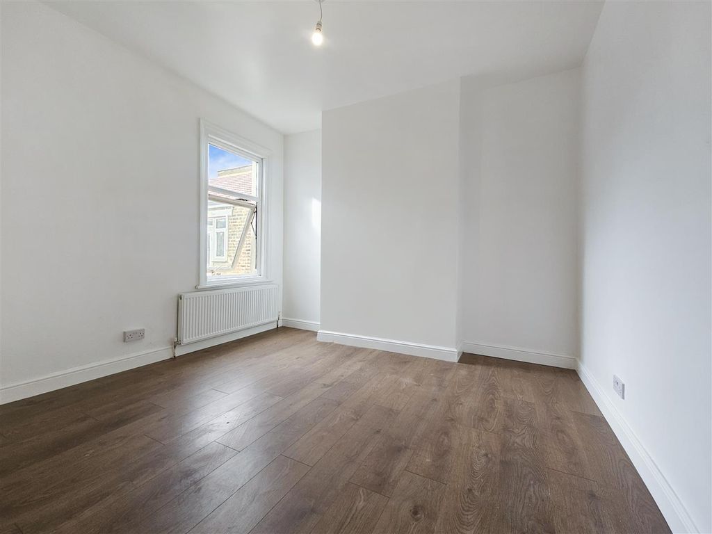 Property photo 3 of 8 4