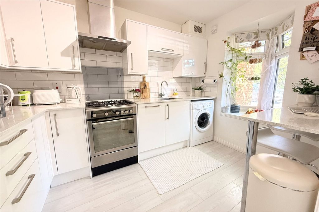 Property photo 2 of 16 Refitted Kitchen